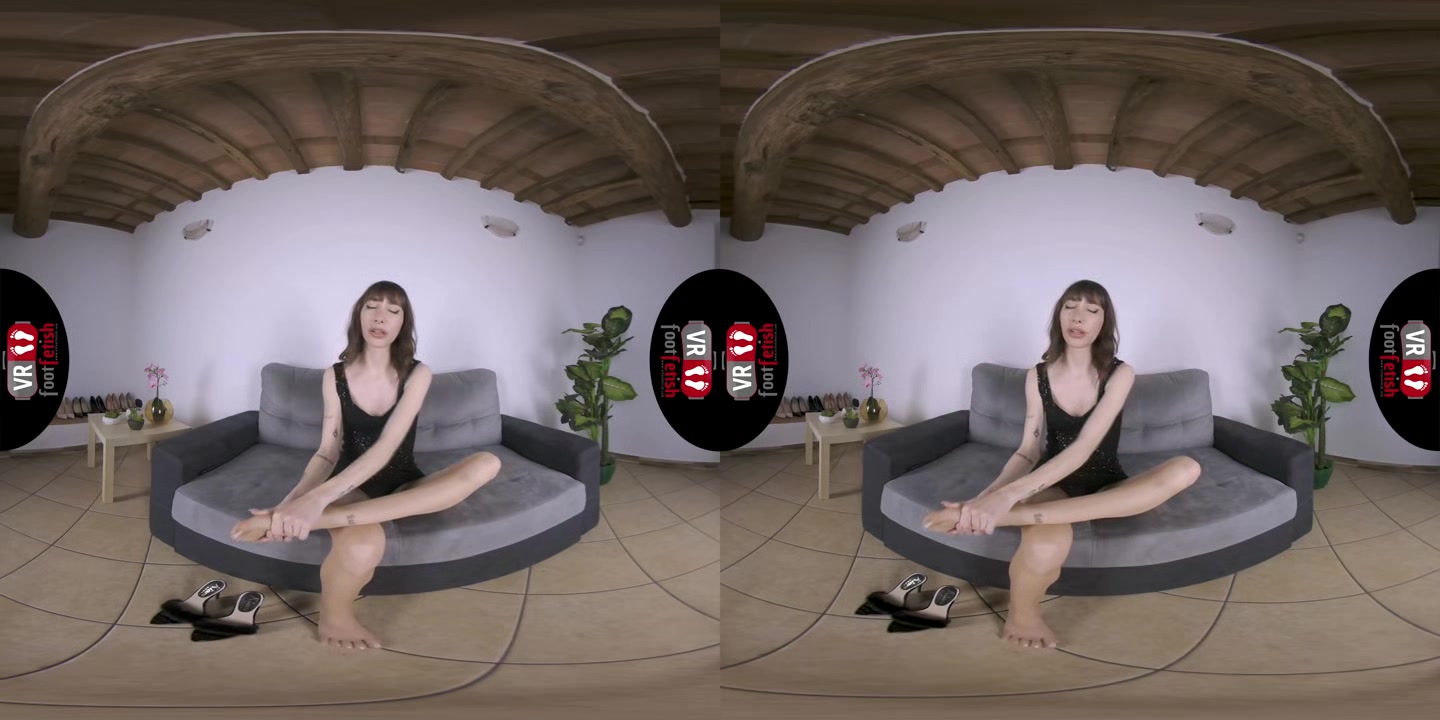 Slim And Tattooed Brunette Babe Reine Vixen Poses Her Fabulous Feet In Vr