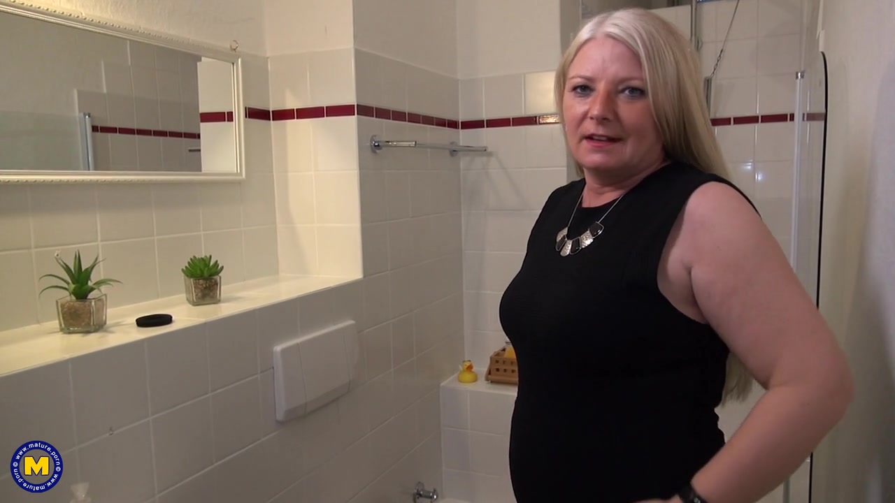 Blonde German Mature Lady Taking A Shower - MatureNl