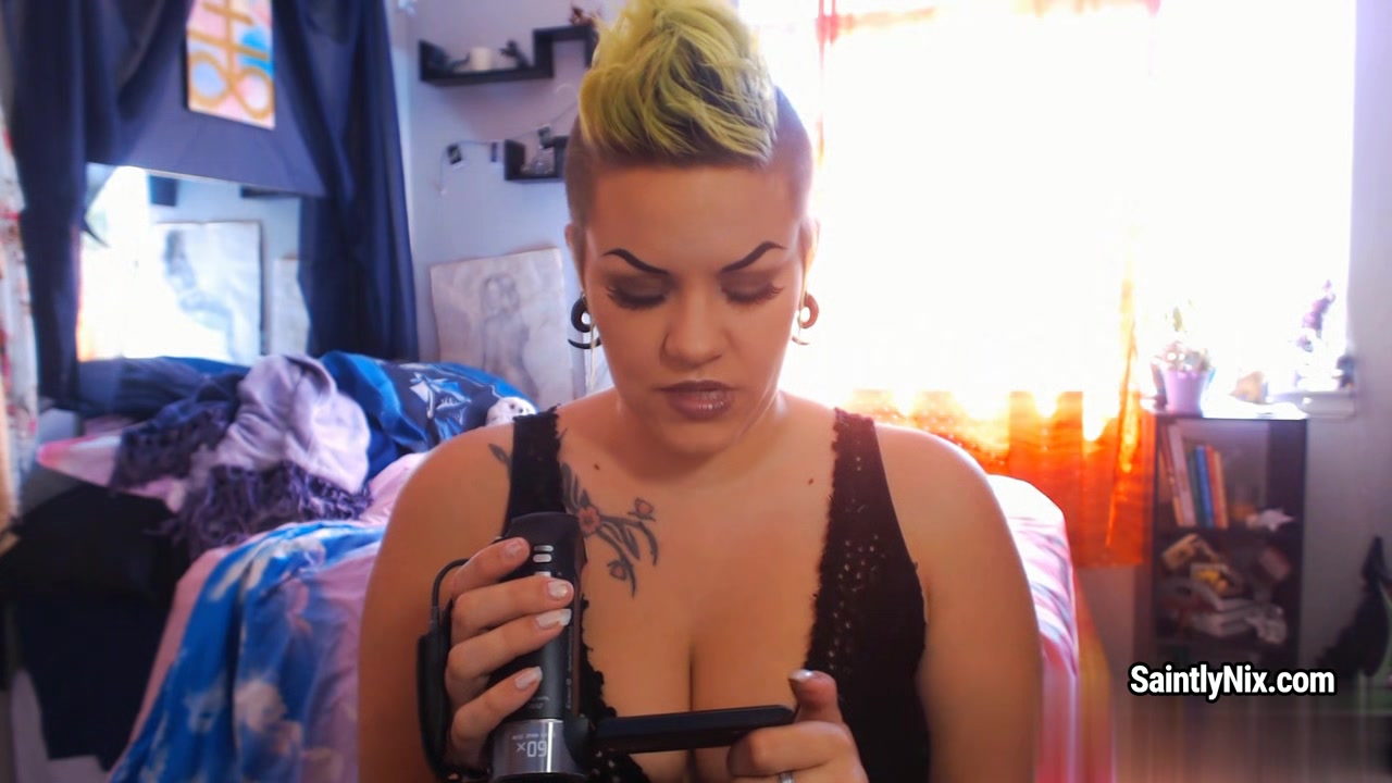 Booty chick Saintly Nix with cropped hair records her first video