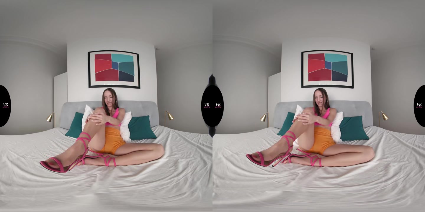 Kate Loves To Get Her Clit Sucked - VRsolos