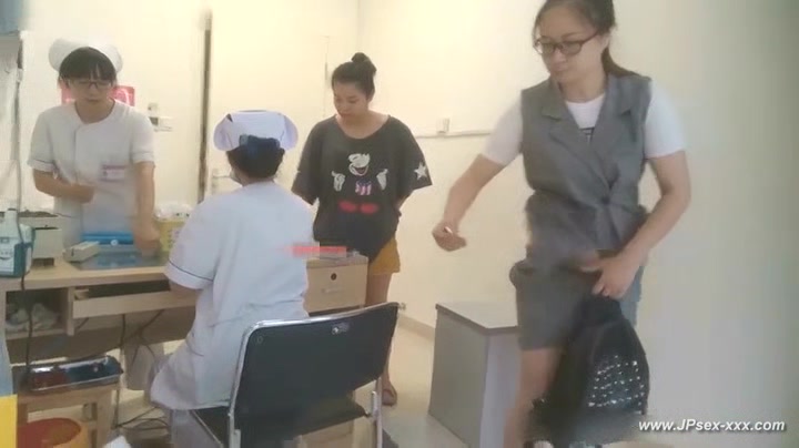 peeping chinese woman to go to the hospital for an injection.4_2