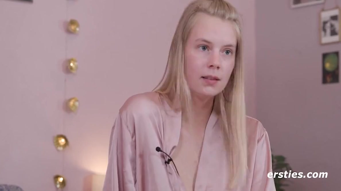Die Zarte Jolien Masturbiert Mit Viel Sinnlichkeit