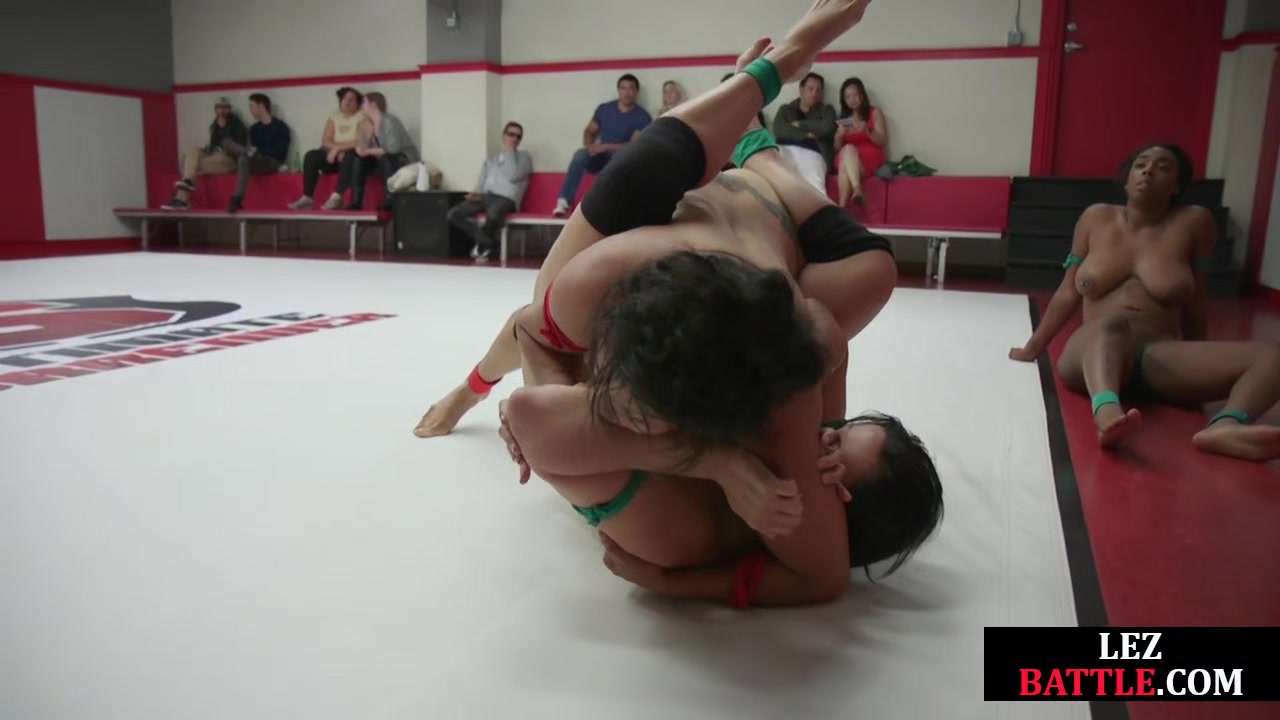 Muscular wrestling lesbains fingering