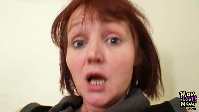 Old amateur Step mom toying herself on a school desk