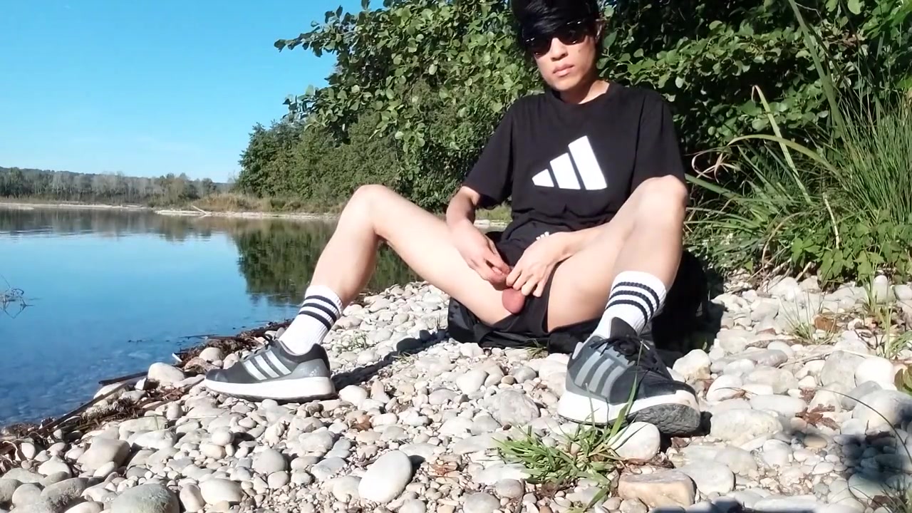 Jon Arteen Wanks Outdoor On A Pebbles Beach, The Sexy Twink Wearing Short Shorts Cums On His Thigh, And Cumplay 7 Min