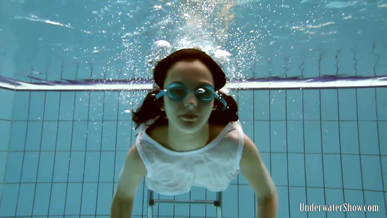 UnderwaterShow Video: Vera in the pool