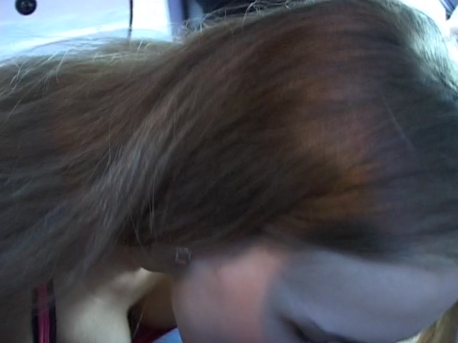 Ester in chick sucks her lover's amateur dick in a car