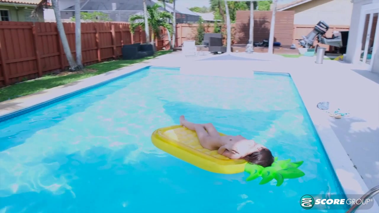 Cute Little Asian Lulu Chu Rubs Her Pussy While Floating in a Pool - Lulu Chu - 18eighteen