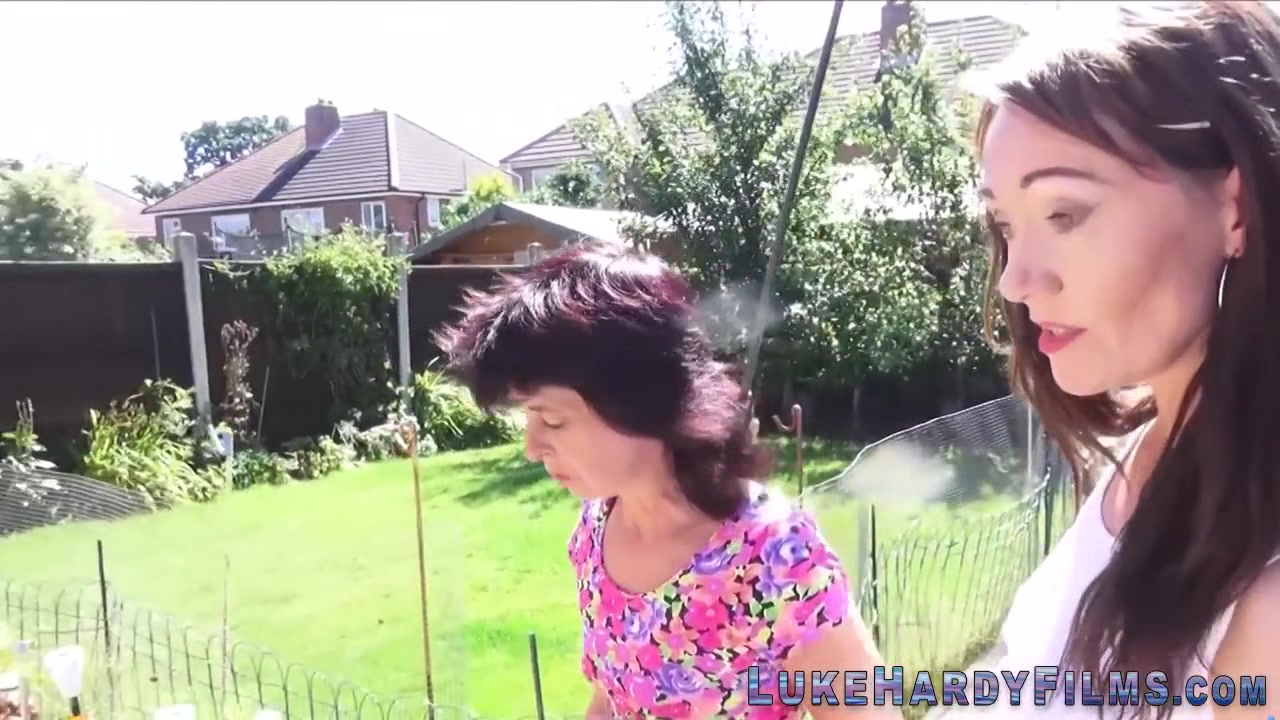 Britsh whore gives head to Luke Hardy
