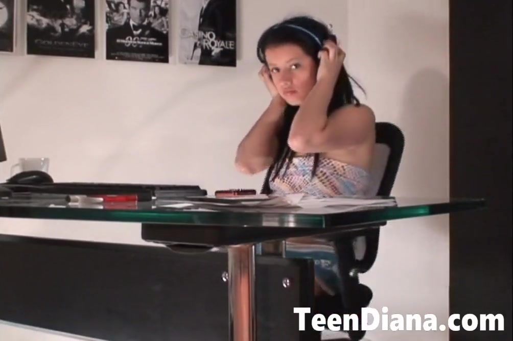 Horny Solo teen 18+ Dj Babe Masturbates