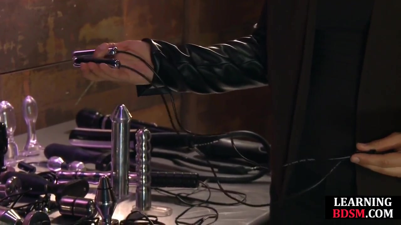 Electroplay Domme Shocks Les Sub During Lesson