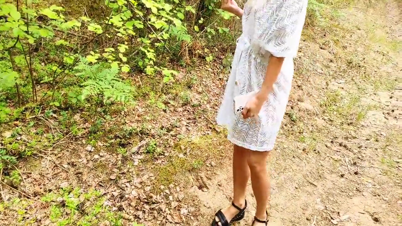 Married Milf Lagged Behind The Tourist Group And Wanted To Be Fucked Right On The Forest Path