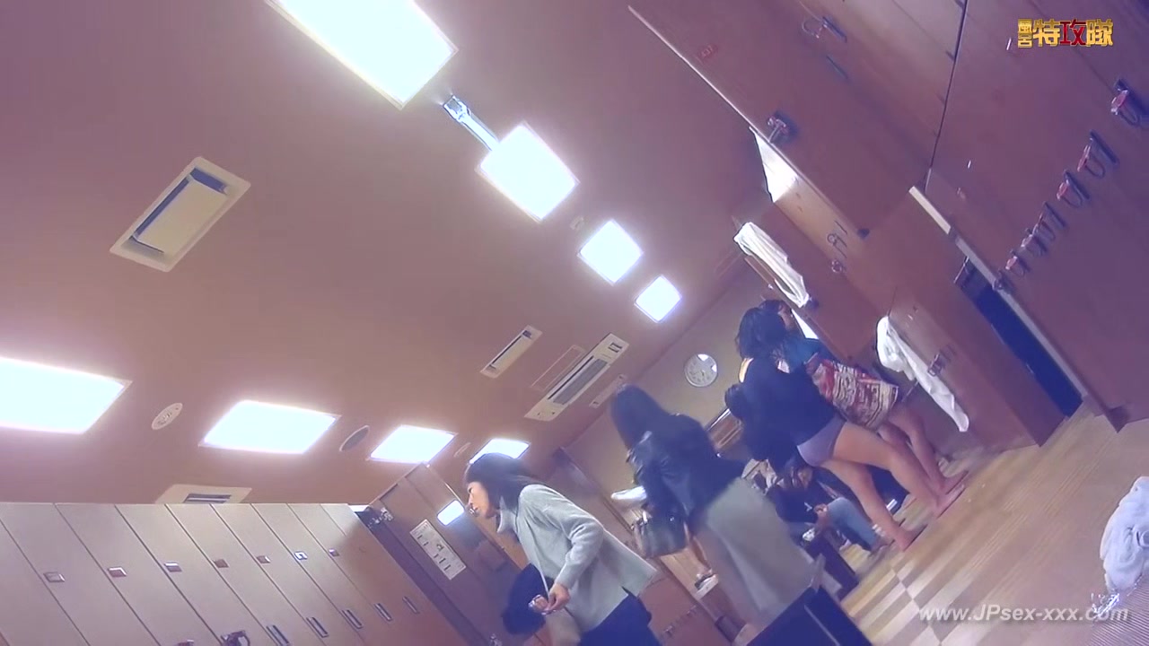 japanese public bathroom changeroom.82