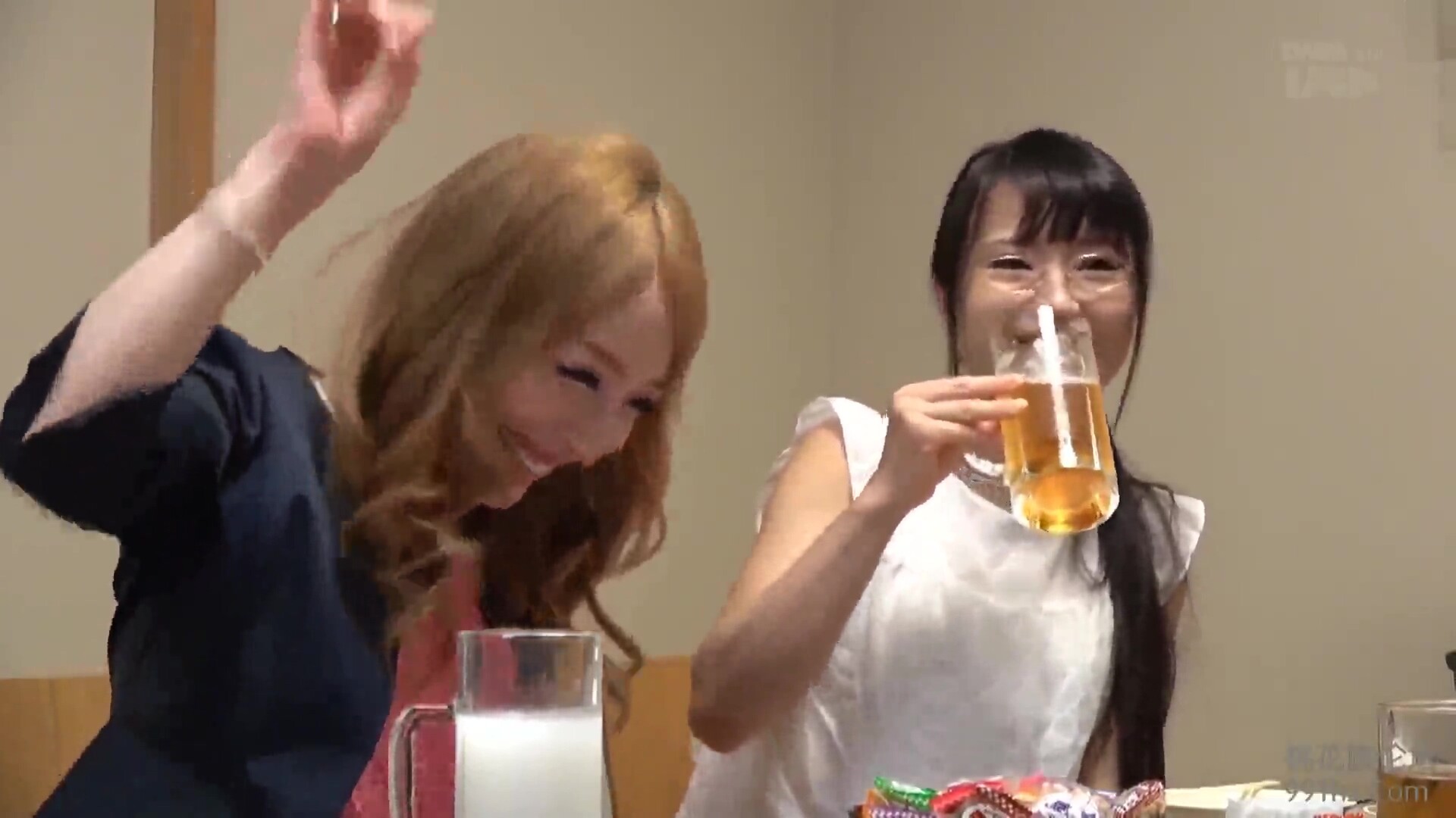 240825居酒屋内でおせっせする人達g2