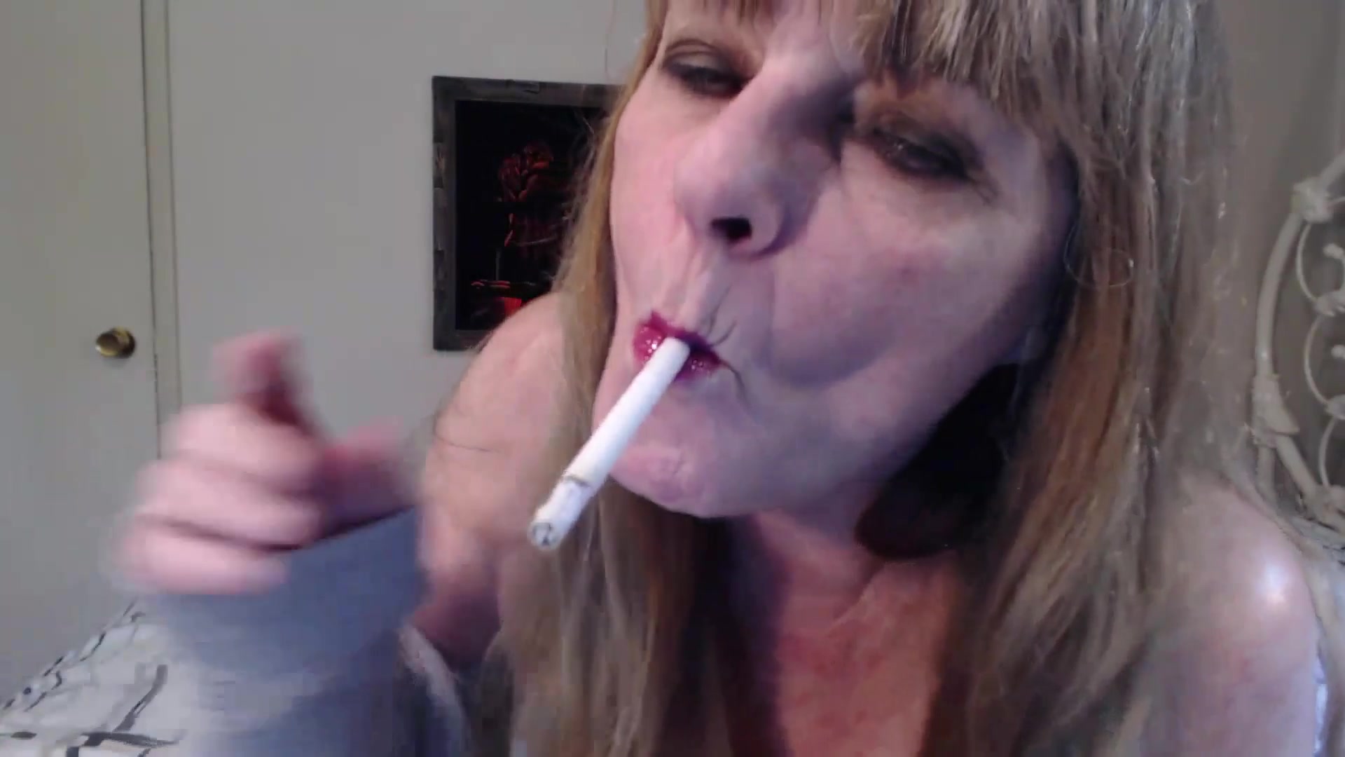Glossy Lips Smoking - TacAmateurs