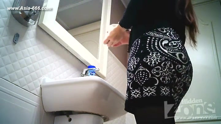 peeping blondes go to toilet.48