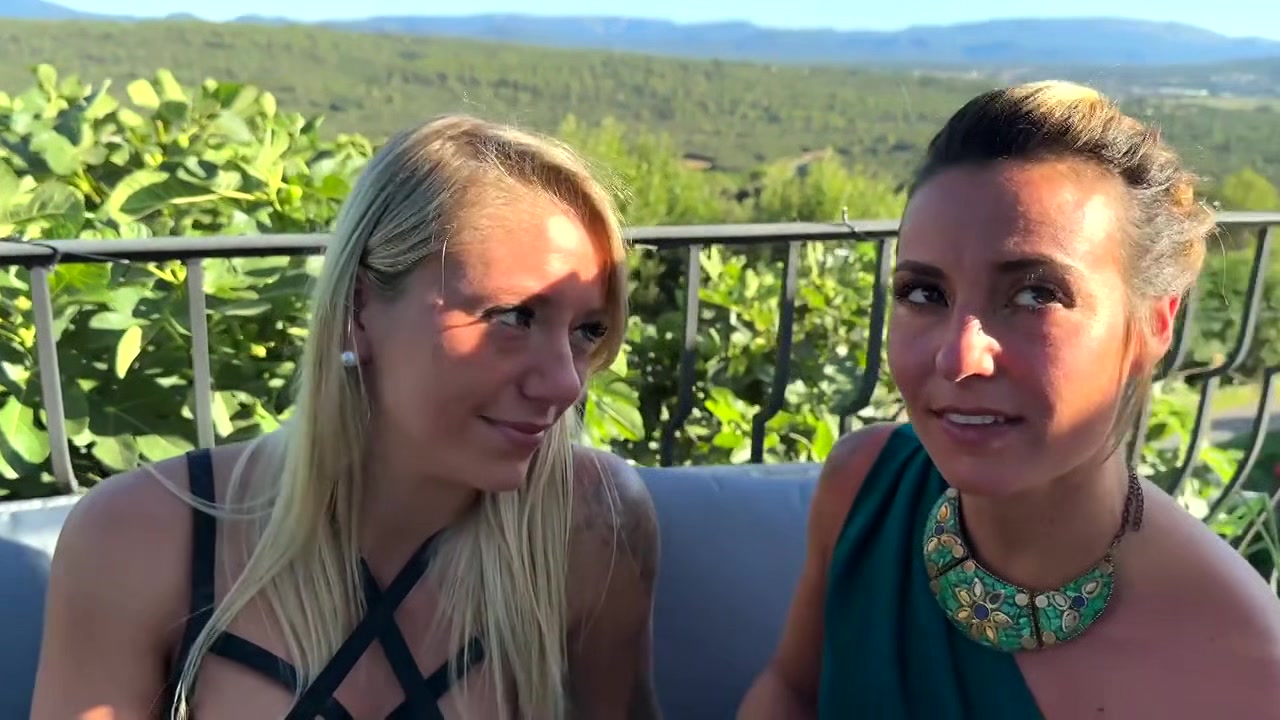 Amanda really likes our Apollo... - Jacquie et Michel TV