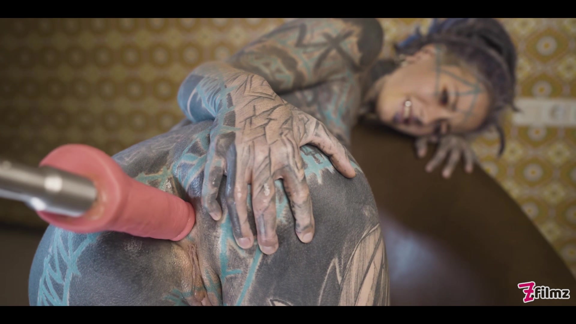 Tattooed teen 18+ Testing Fuck Machine With Her Anal