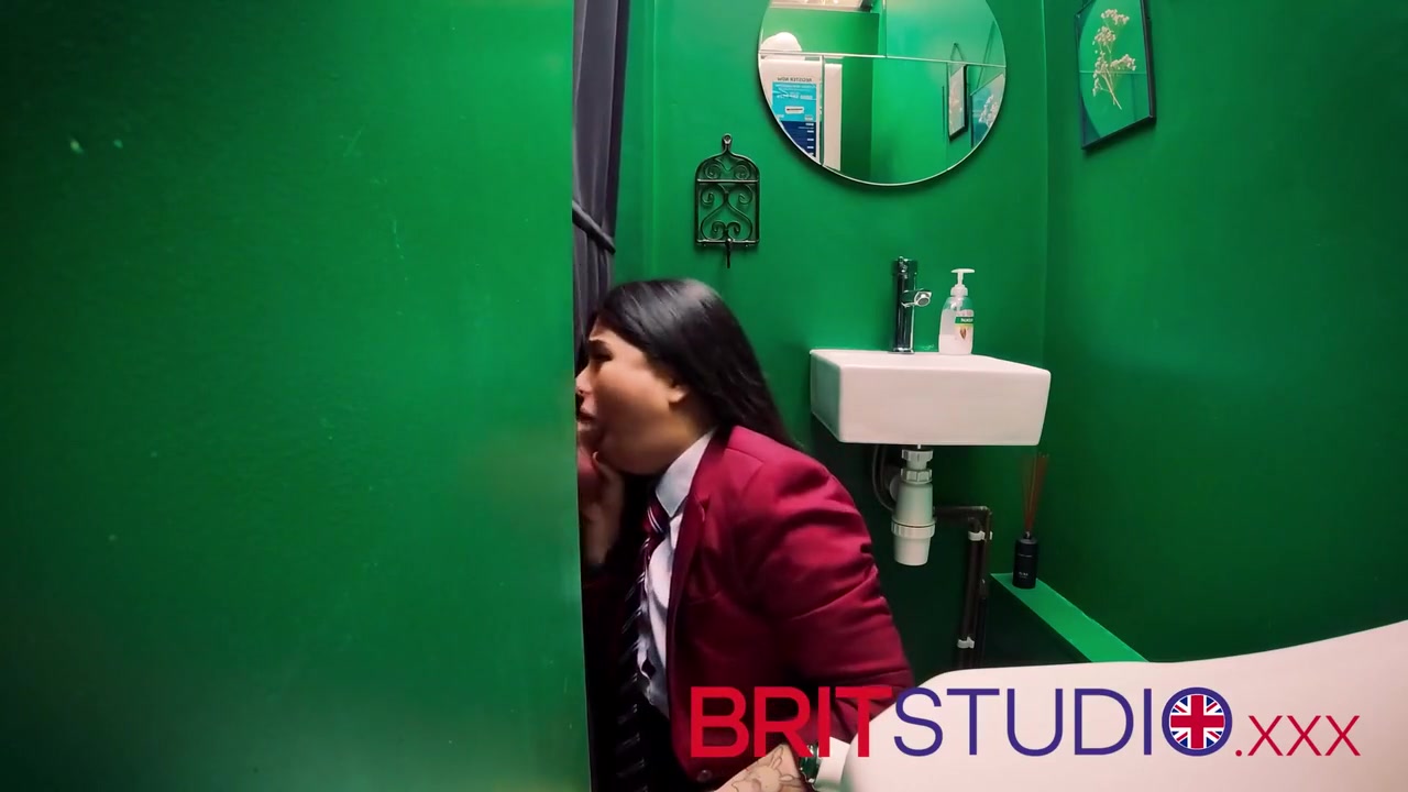 British 18 Year Old Gives An Amazing Blowjob And Swallows A Massive Load Of Cum At The Gloryhole