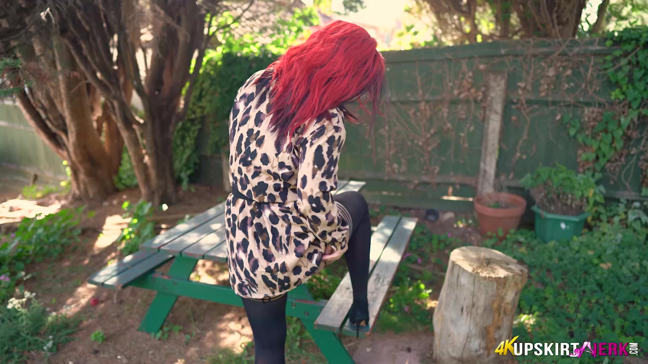 Garden Pussy - UpskirtJerk