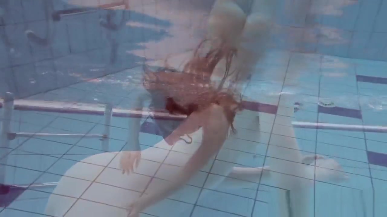 Cheh sexy redhead naked swimming