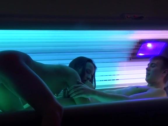 Pair performs hardcore scenes in solarium