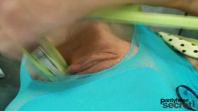 Vanesa dildoing her pussy through white pantyhose nylons