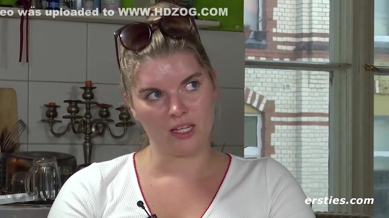 Blonde Halb-danin Natascha Fingert Sich Doggy Auf Dem Kuchentisch