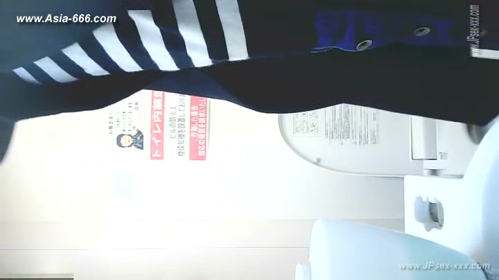 peeping asian office lady go to toilet.5