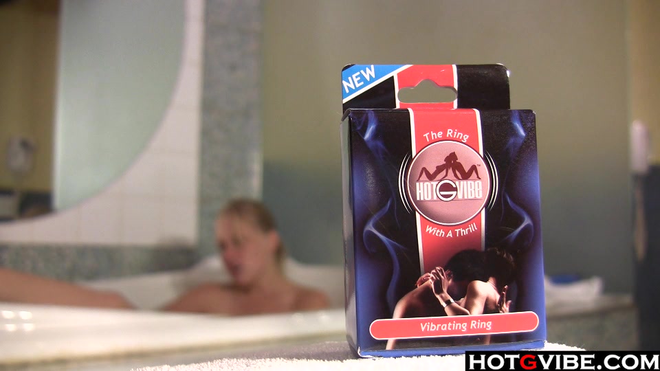 Thick blondie solo play in the hottub