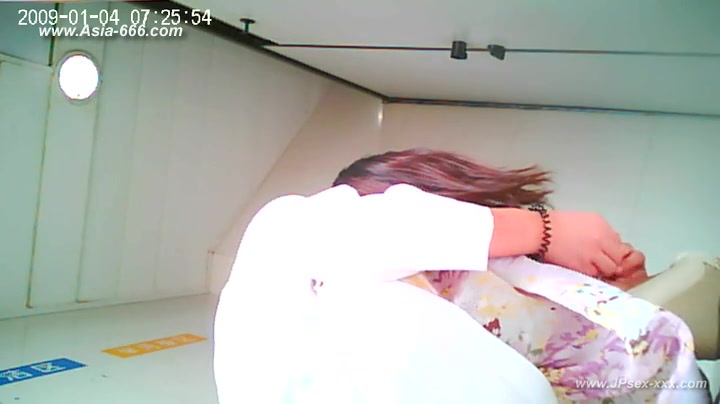 chinese girls go to toilet.44