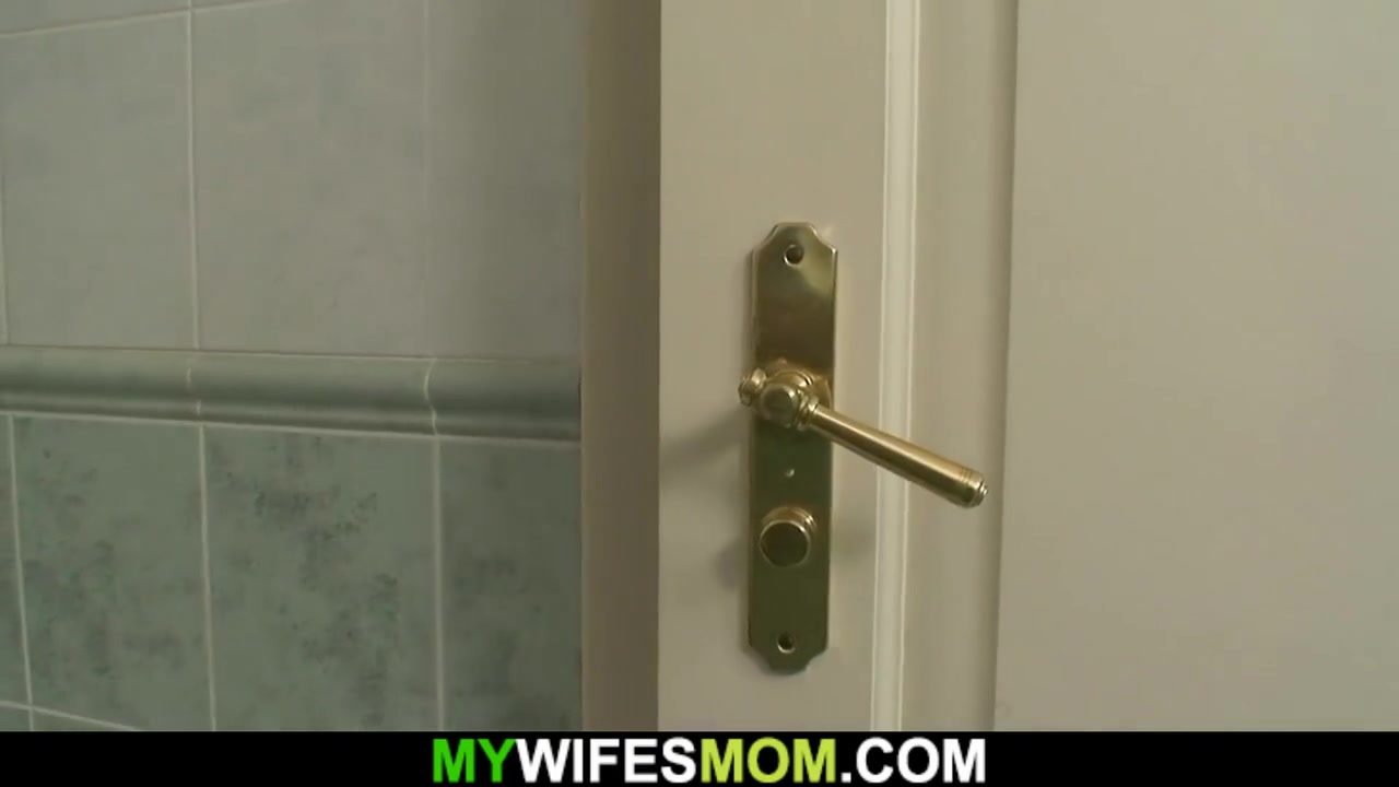 Very Busty Girlfriends Step mother Pleases Him In The Bathroom