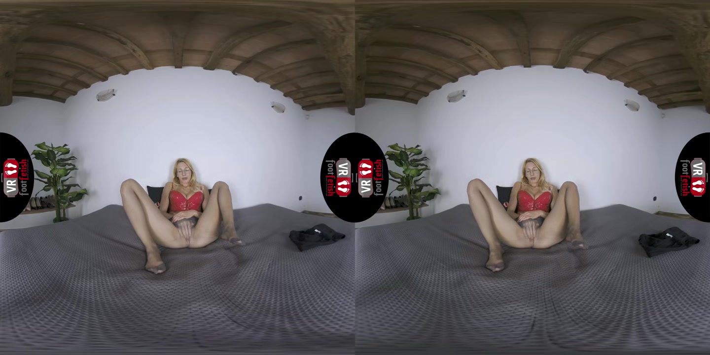 Curvy Blonde Babe Candy Rubbing Her Shaved Pussy And Posing Her Sexy Feet