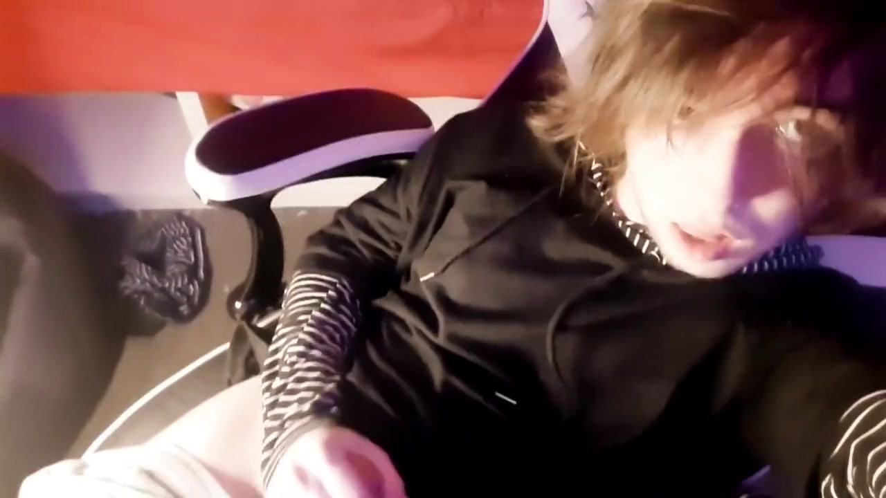 Cute Twink Femboy Makes Cummy Ice-lollys