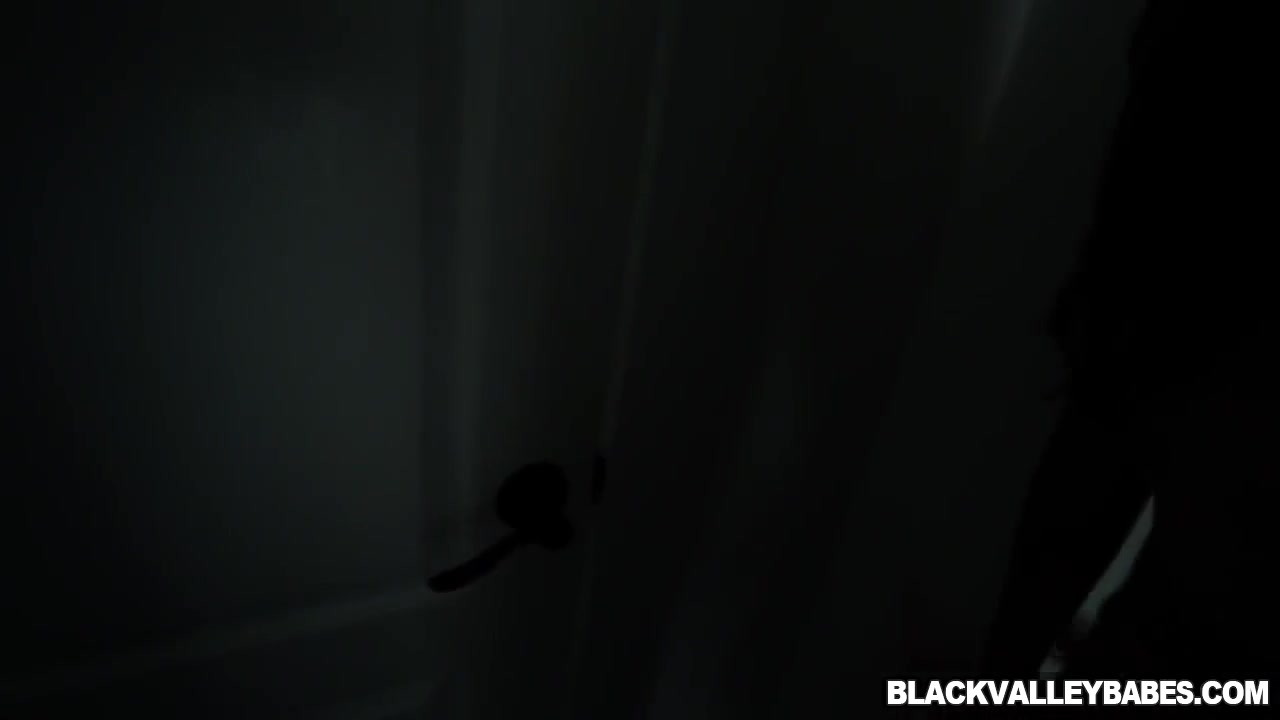 Gets Naked And Wastes No Time In Bounce Her - Honey Gold