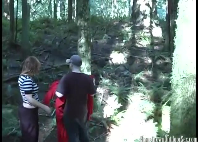 Amateur couple goes for a hike and fucks in the woods
