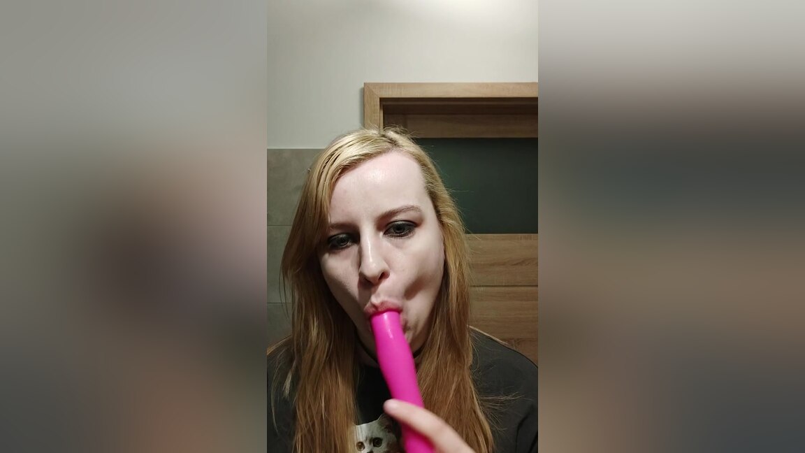 Saliva And Mouth Play - Kinky Amy