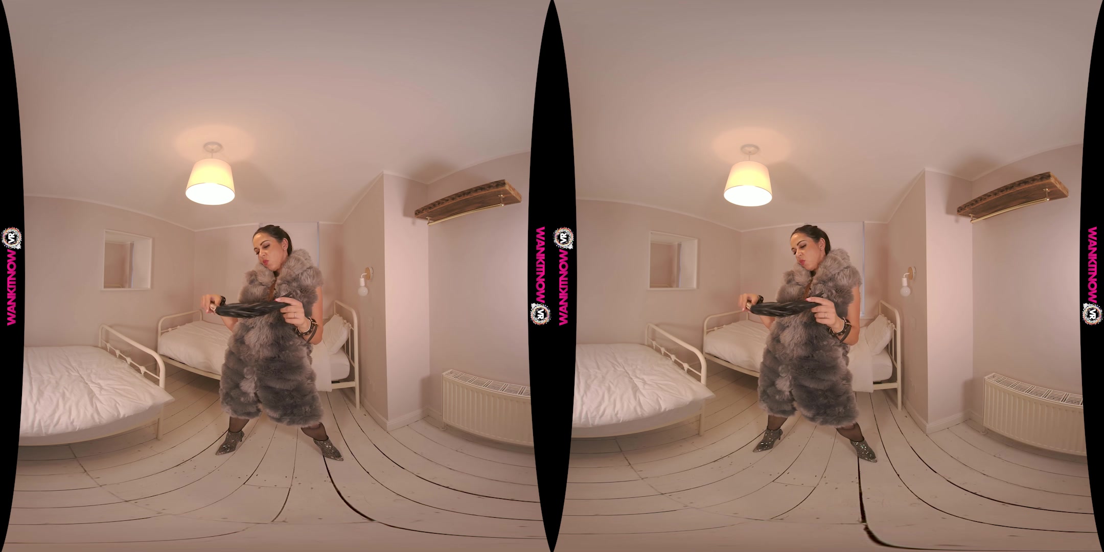 Get Naked featuring Roxxy Lea - WankitNowVR