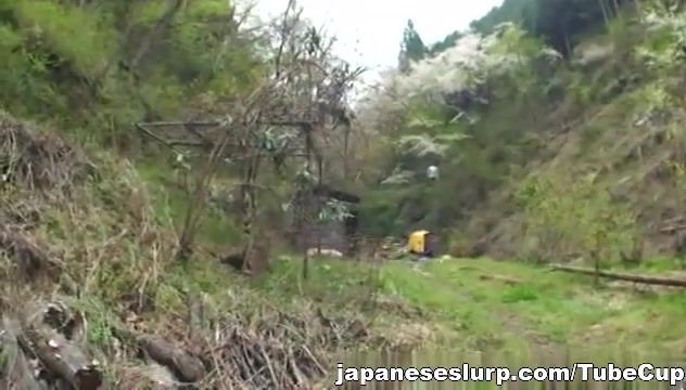 Kokomi Naruse hot outdoor blowjob with cum in her mouth