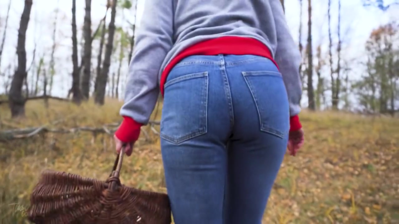Milf In Blue Jeans Bends Over And Flashing Her Big Ass Outdoors