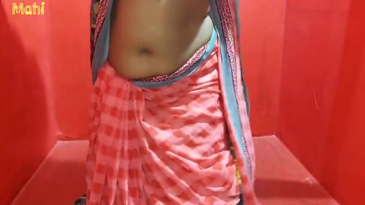 Homemade Tamil Mahi Aunty Showing Boobs And Pussy In Sareee Also Fingering And Moaning