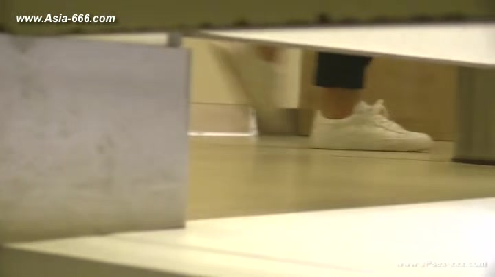 chinese girls go to toilet.135