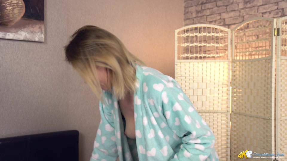 Hannah Z in Cleavage Deal - DownblouseJerk