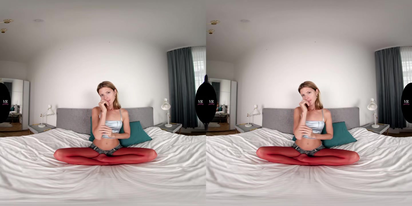 Cute Little Feet And A Smacking Pussy - VRsolos