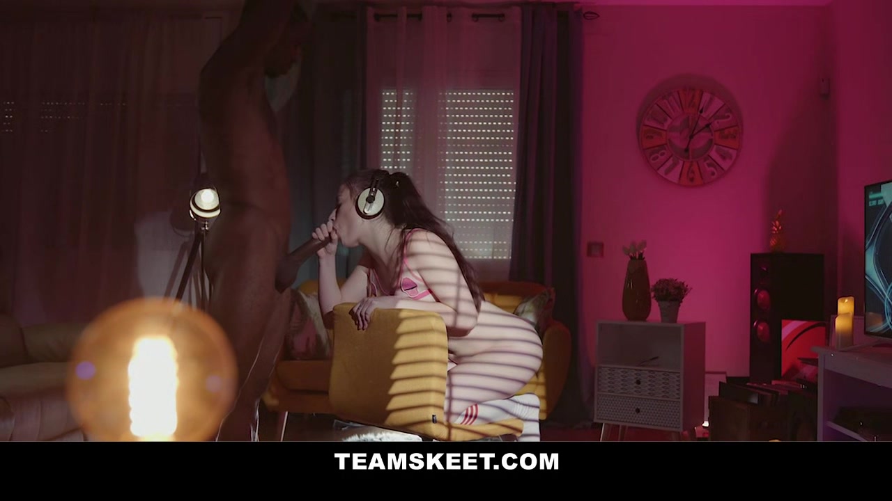 Cute Gamer Girl Kenia Queen Is Twerking And Having Fun