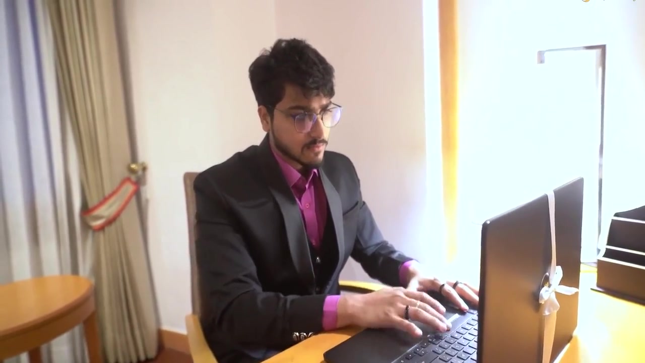 Hot Girl Seduced And Started Masturbating After Seeing Her Boss