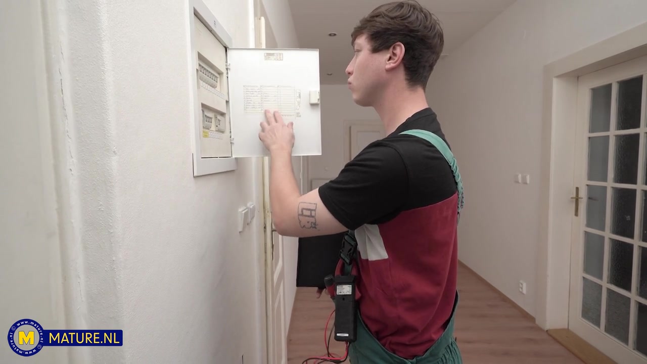 Big Natural Tits Czech Milf Mondau Seduces A Toyboy Electrician With Her Big Ass For Sex - MatureNl