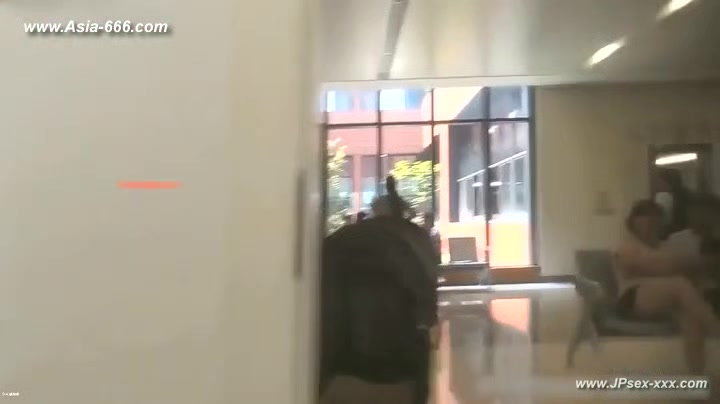peeping chinese woman to go to the hospital for an injection.5
