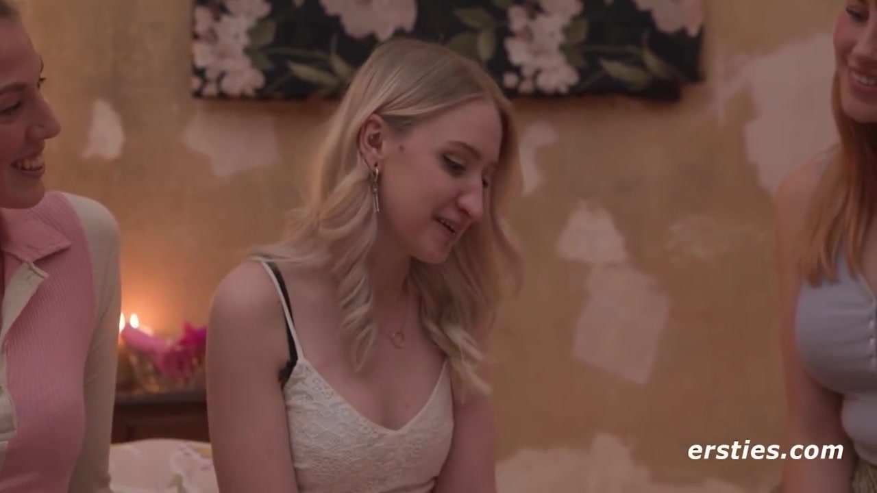 4 Incredible Girls Have Steamy Lesbian Sex Together