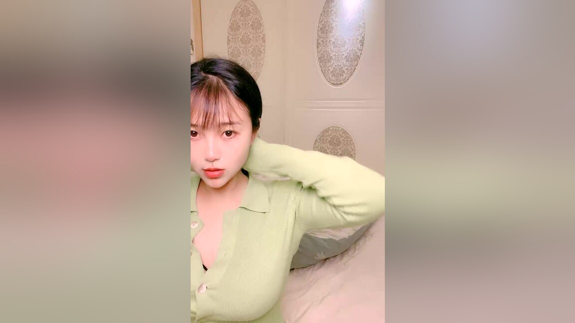 Dogstyle sex with a hot Asian babe.